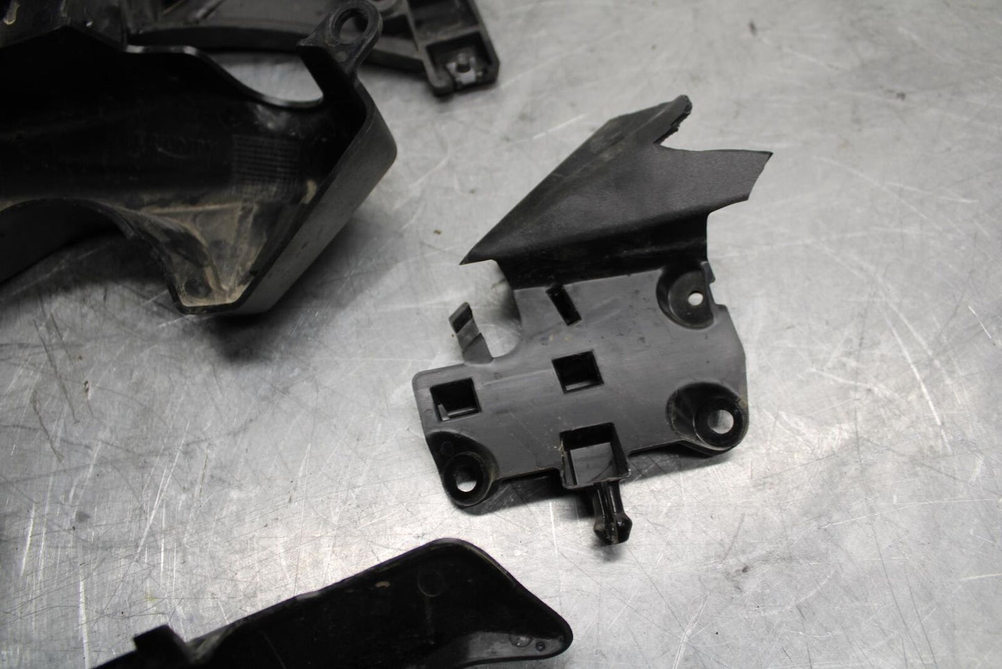 17-21 TRIUMPH STREET TRIPPLE R ABS PLASTIC FAIRING STAY BRACKET bb452