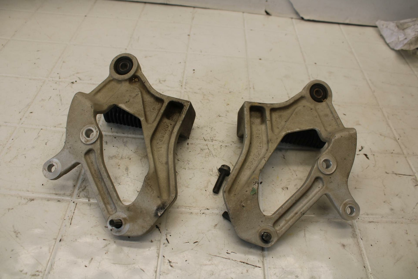 93-96 SUZUKI GSXR1100W REAR BACK PASSENGER PEG SET PAIR BB12 #B