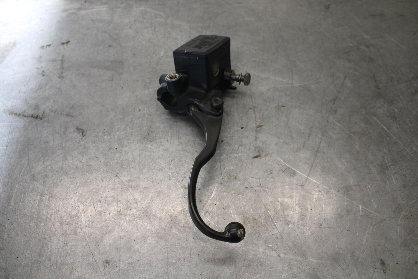 01-06 TRIUMPH TIGER 955I FRONT BRAKE MASTER CYLINDER w/ LEVER BB693