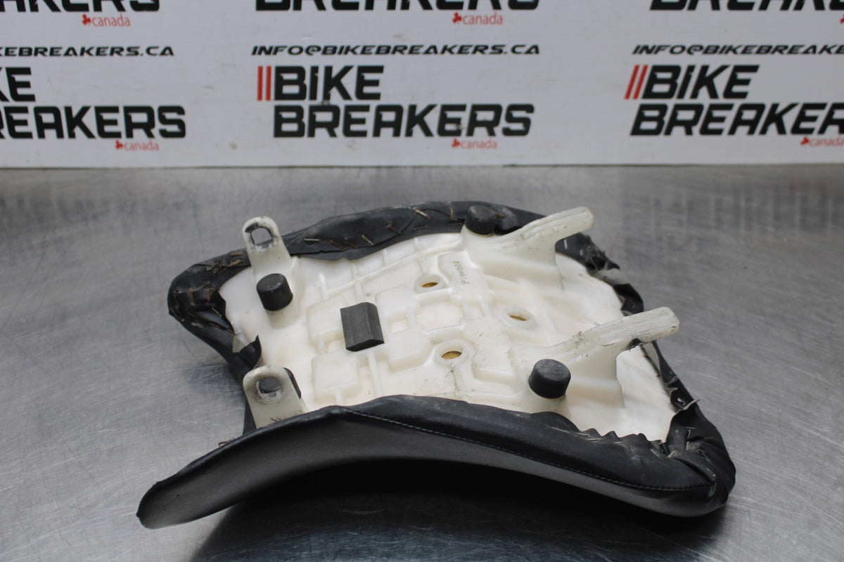 06-07 SUZUKI GSXR750 FRONT DRIVERS SEAT PAD SADDLE PILLION BB811