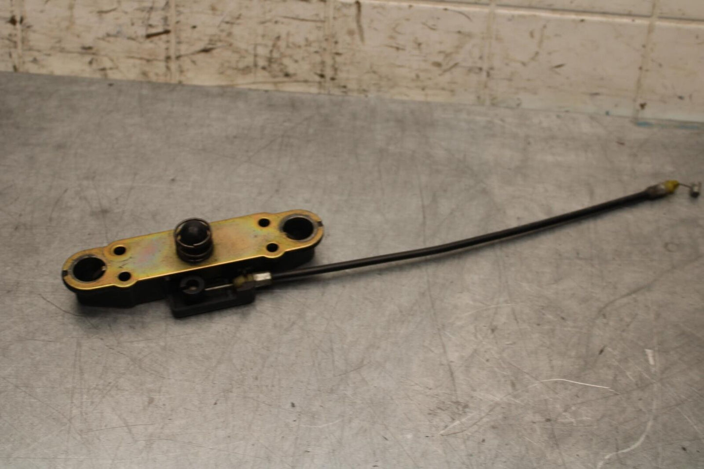 1997 Suzuki Bandit 1200 GSF1200S SEAT LATCH BB559