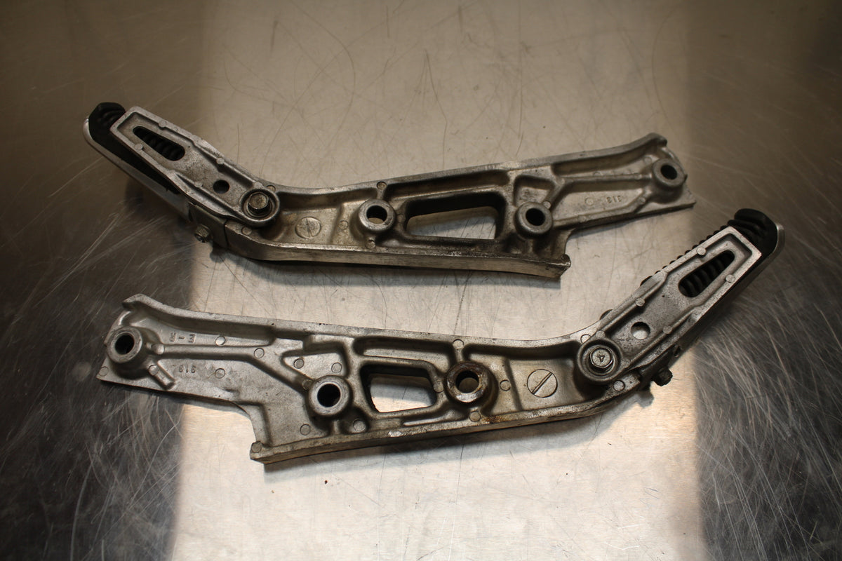 86 SUZUKI GS750ES REAR BACK PASSENGER PEG SET PAIR BB140