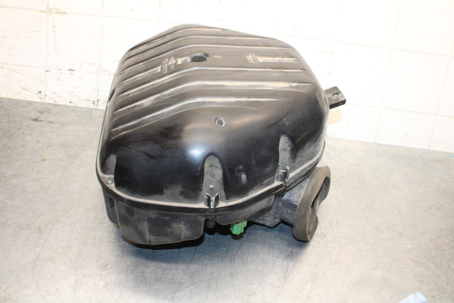 2001 Suzuki GSXR600 AIRBOX AIR INTAKE FILTER BOX 13700-39F00 BB59