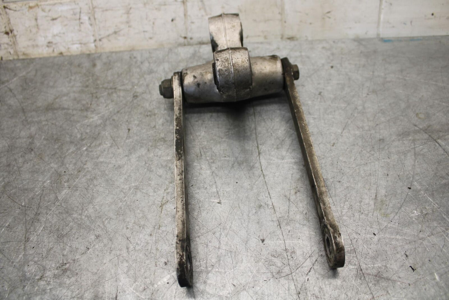 2001 Suzuki GSXR1000 REAR DOGBONE SHOCK LINKAGE LINK 62600-35870 BB52