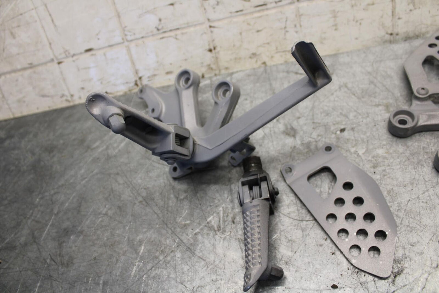 2004 Suzuki GSXR600 LEFT RIGHT REARSET REAR SET DRIVER PEG BRACKETS MOUNTS BB528