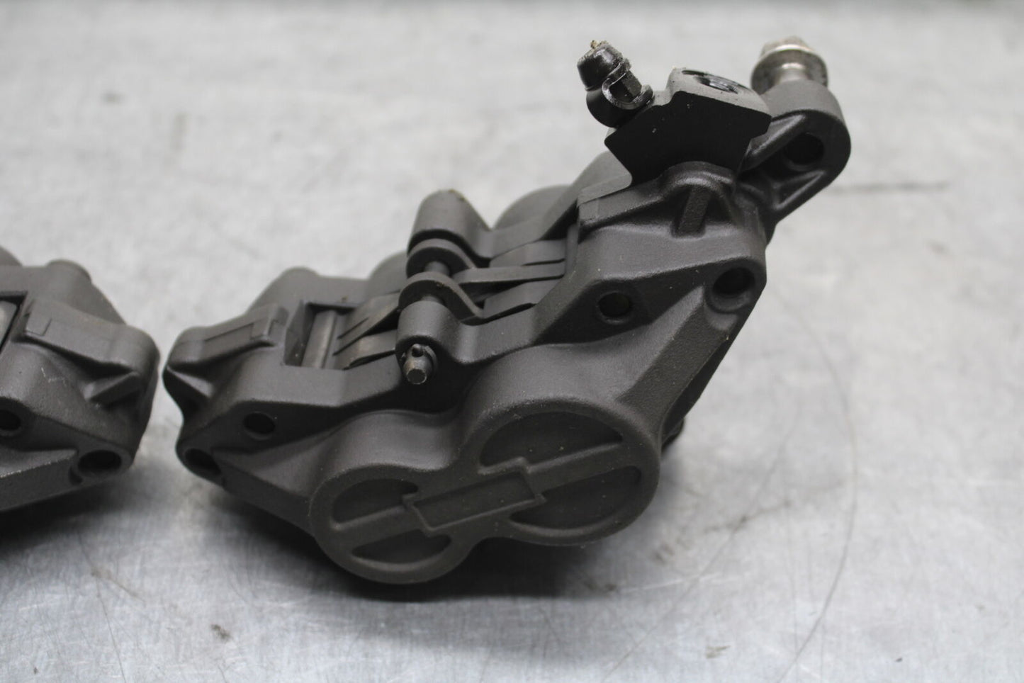 03-04 TRIUMPH DAYTONA 600 RIGHT LEFT FRONT BRAKE CALIPER SET PAIR CALIPERS BB745