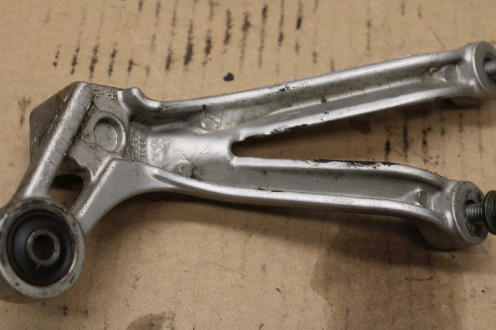 01 SUZUKI GSXR1000 RIGHT REAR BACK PASSENGER HANGER BB155b