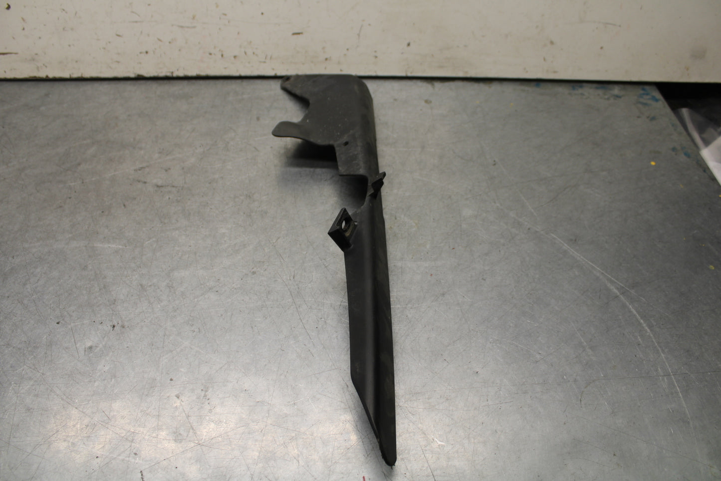 16 KAWASAKI NINJA ZX10R REAR BACK DRIVE CHAIN GUARD SHIELD 36014-0062 BB650