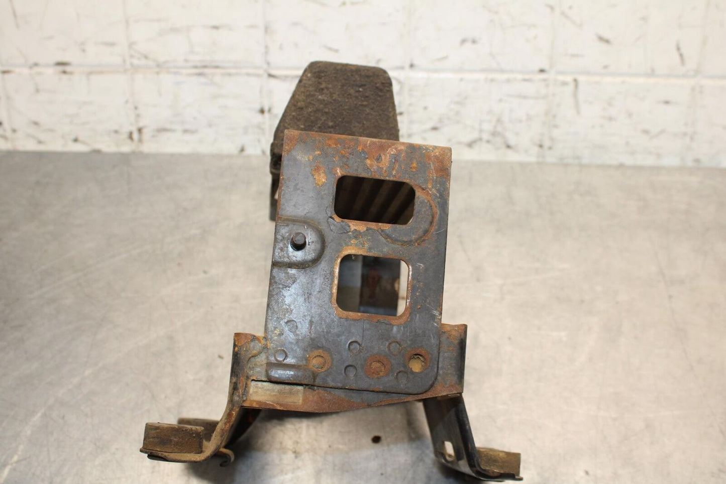 75 SUZUKI GT 550 REAR BATTERY BOX TRAY TOOL HOLDER BB67