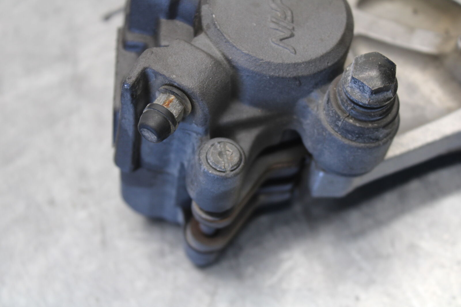 03-07 SUZUKI SV1000S REAR BACK BRAKE CALIPER W MOUNT BRACKET BB657