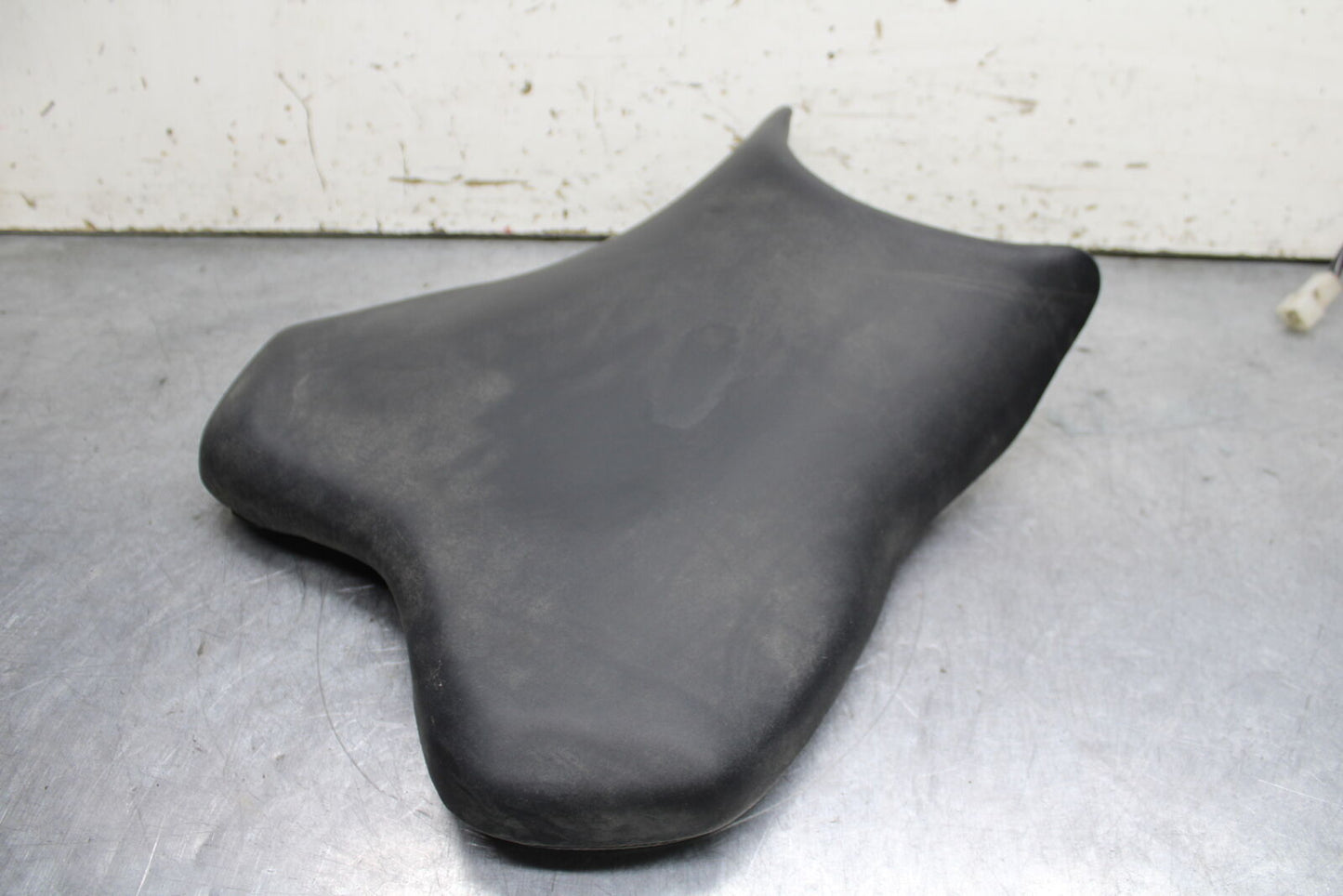 06-07 YAMAHA YZF R6 FRONT DRIVERS SEAT PAD SADDLE PILLION BB742