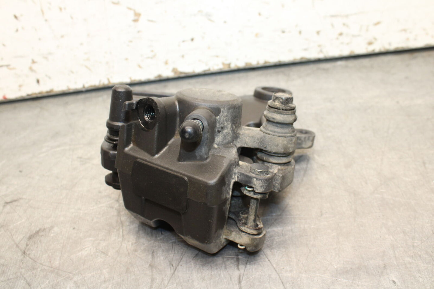 19-24 YAMAHA R3 REAR BACK BRAKE CALIPER W MOUNT BRACKET BB736