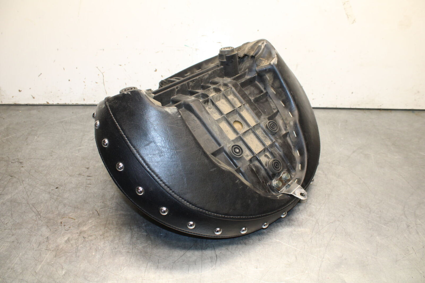 99-00 YAMAHA V STAR 1100 FRONT DRIVERS SEAT BB711