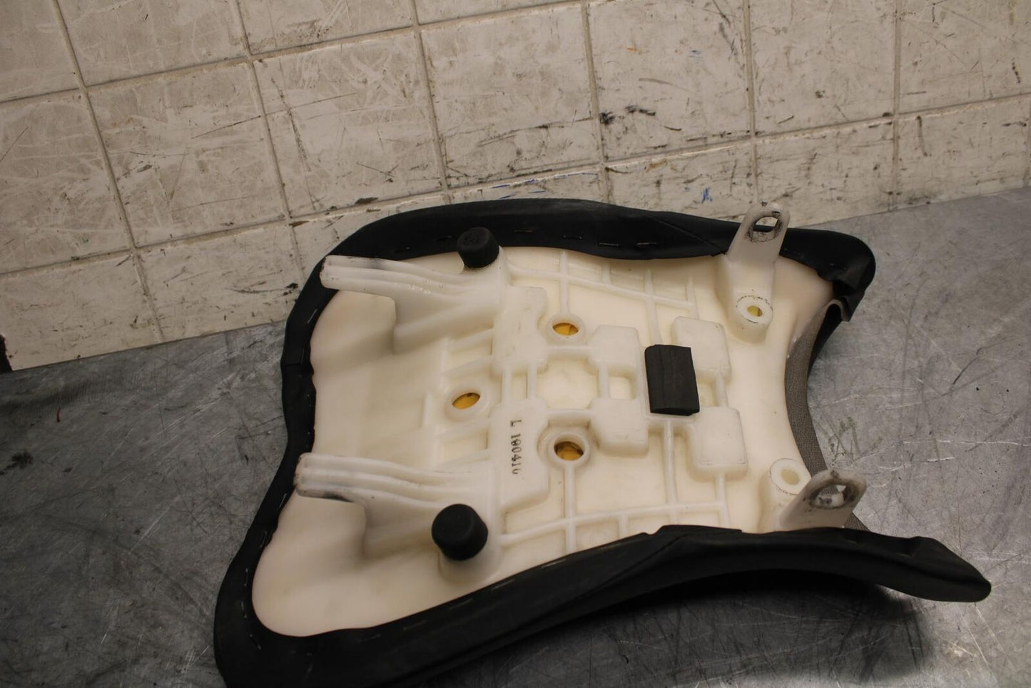 2007 Suzuki GSXR750 FRONT DRIVERS SEAT PAD SADDLE PILLION 45100-01H00-6BY BB546