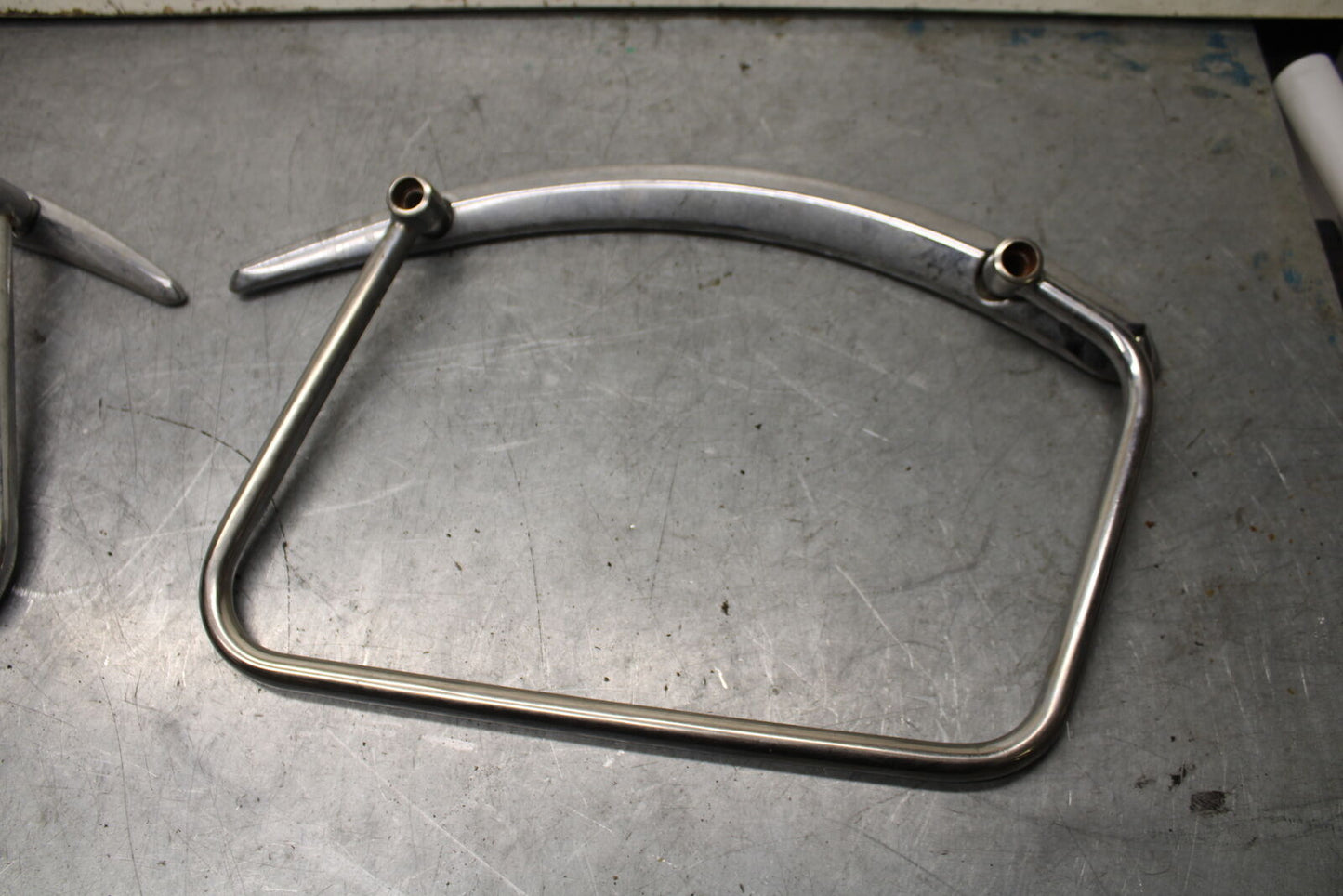 99-00 YAMAHA V STAR 1100 SADDLEBAG CASE MOUNTING BRACKET MOUNT BB711