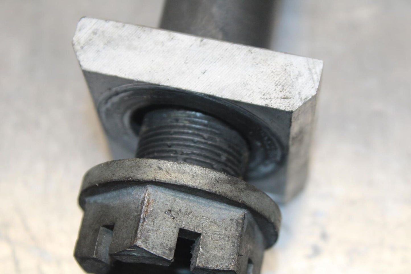 1999 Suzuki GSXR600 REAR AXLE BACK WHEEL RIM PIVOT BOLT AXEL 64711-33E30 BB608