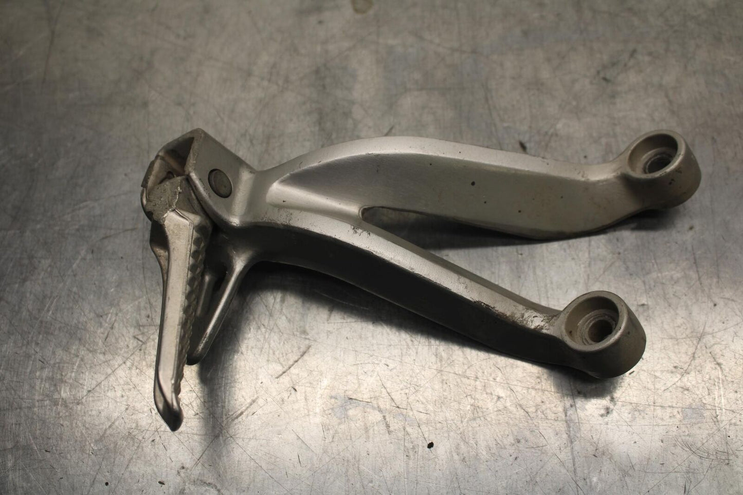 1999 Suzuki GSXR600 REAR BACK PASSENGER PEG SET PAIR BB608