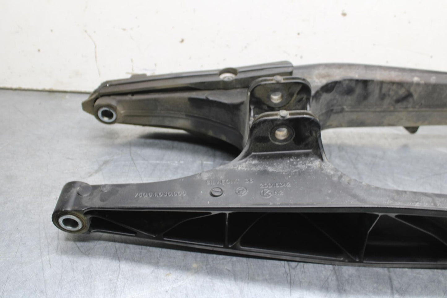 16-18 KTM 690 DUKE REAR SWINGARM BACK SUSPENSION SWING ARM BB631