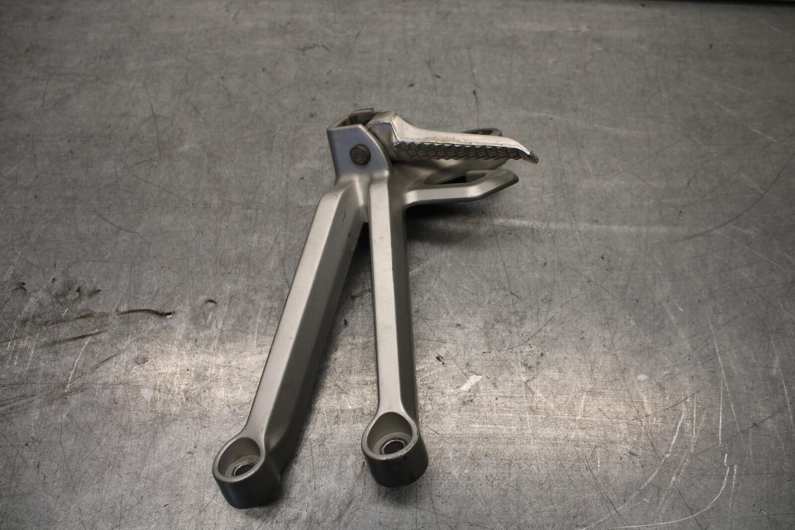 01-03 SUZUKI GSXR600 RIGHT REAR BACK PASSENGER PEG 43600-35F00 BB633