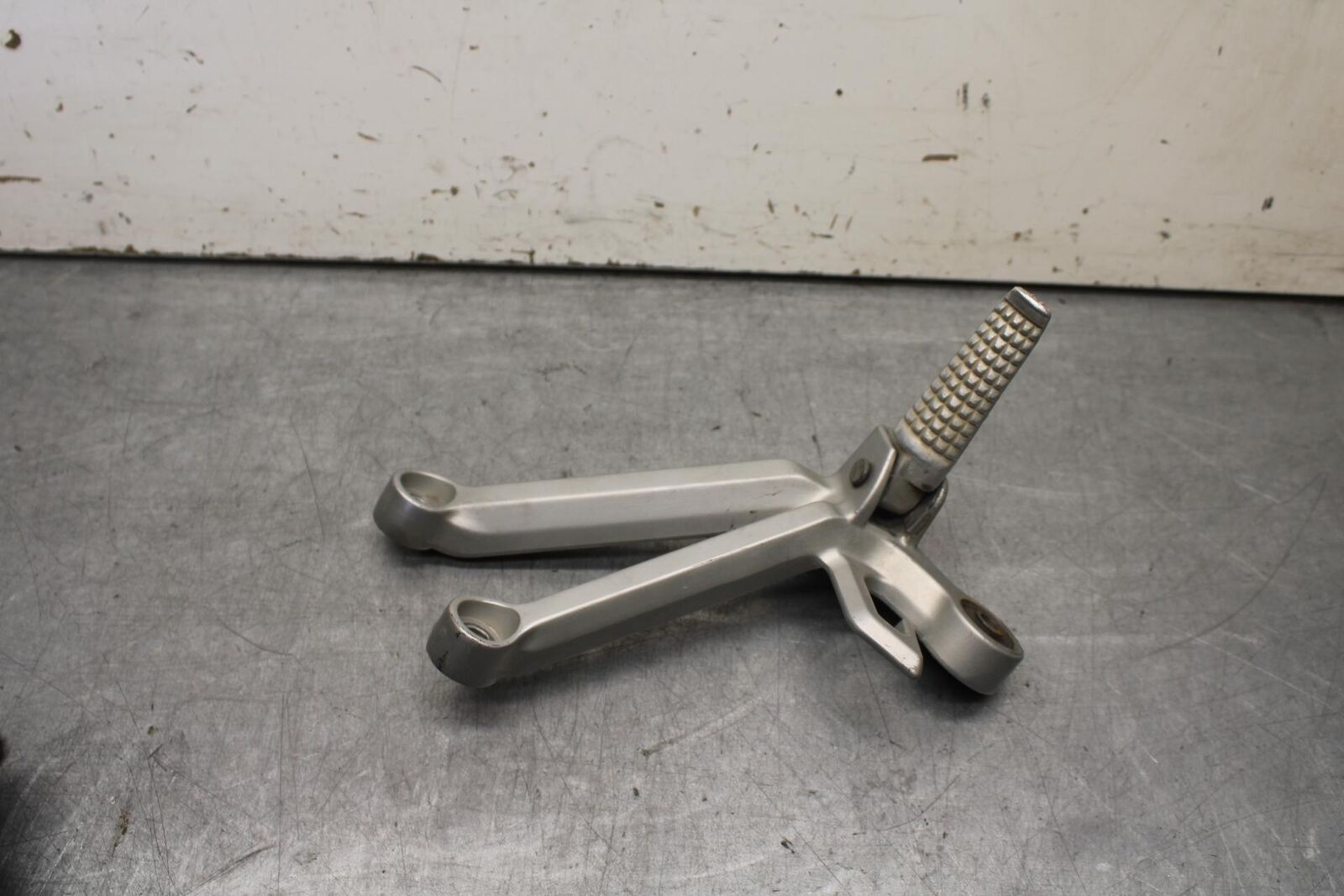 01-03 SUZUKI GSXR600 RIGHT REAR BACK PASSENGER PEG 43600-35F00 BB633