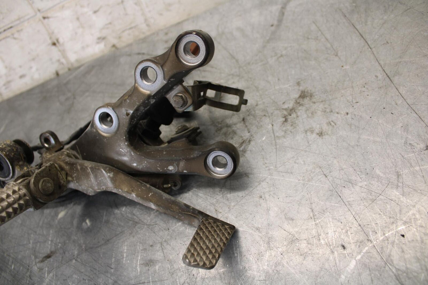 2007 Yamaha YZF R6 RIGHT REARSET REAR SET DRIVER FOOT PEG REST STOP BB522