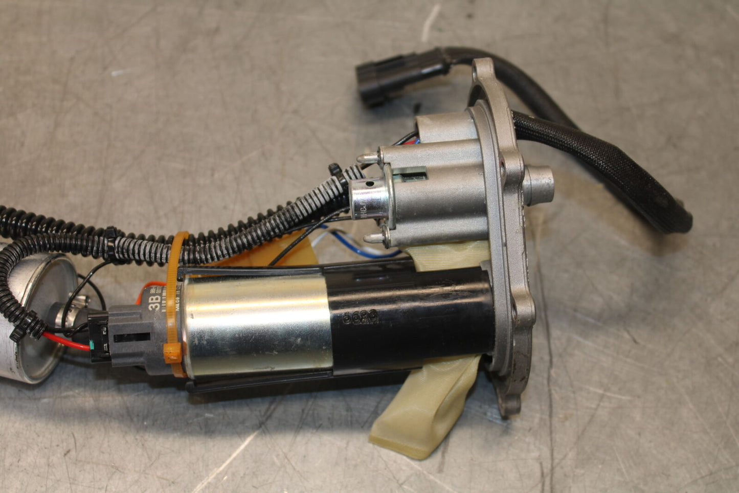 09-11 DUCATI STREETFIGHTER FUEL PUMP GAS PETROL SENDER UNIT BB705