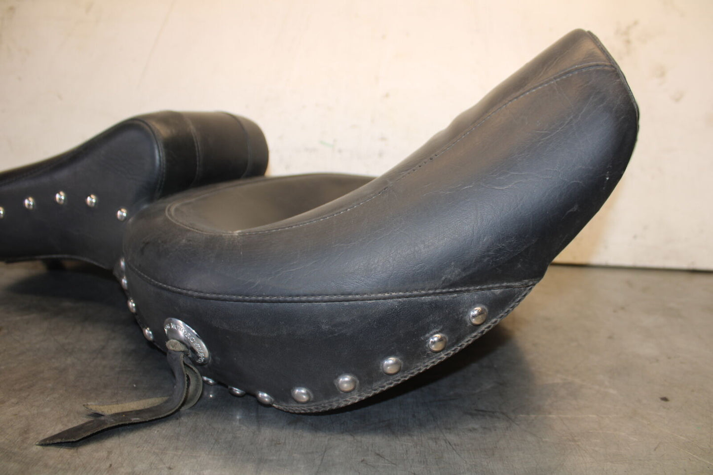 87-03 SUZUKI INTRUDER 1400 VS1400GLP FRONT DRIVERS SEAT BB702