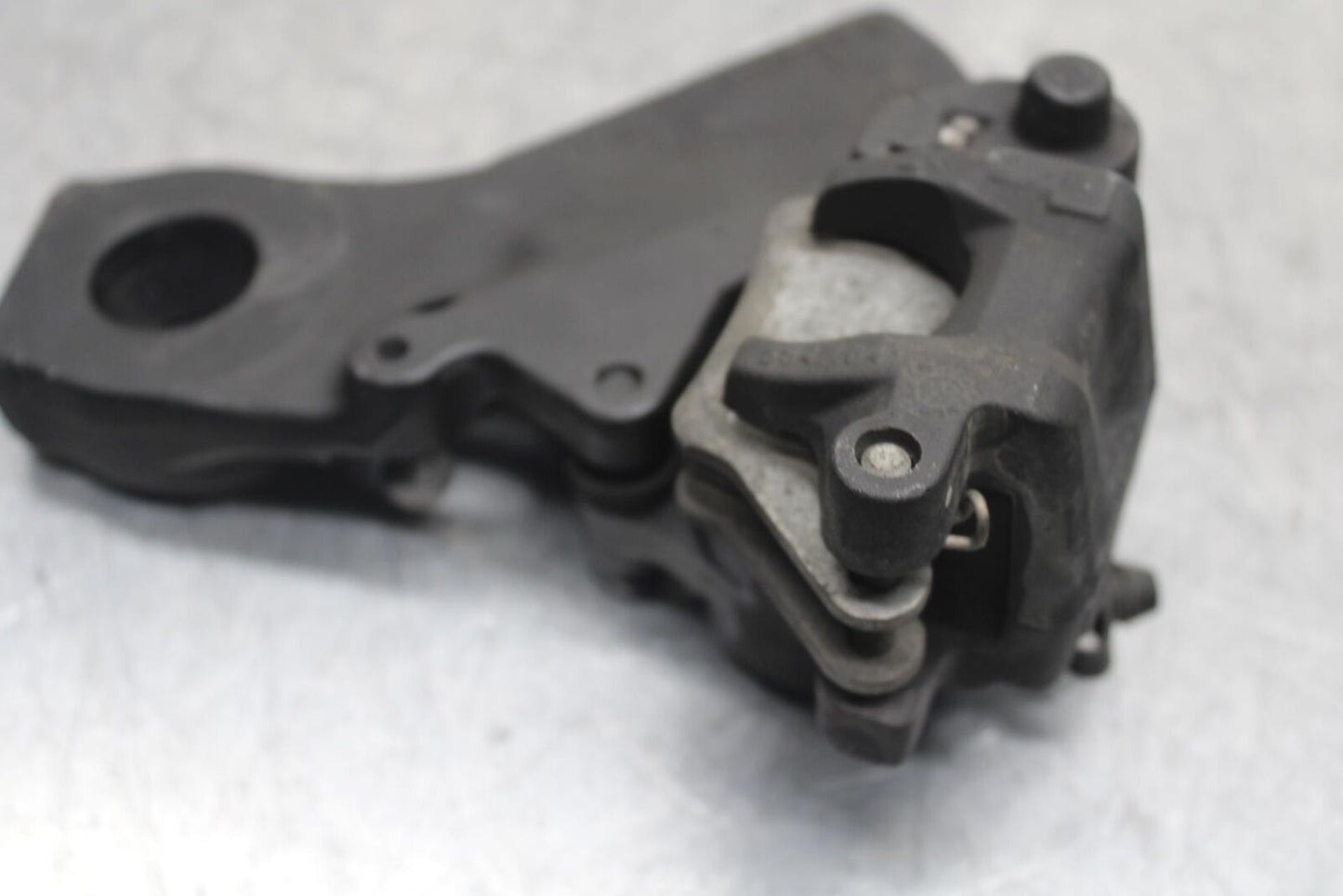 20-23 BMW F900R REAR BACK BRAKE CALIPER W MOUNT BRACKET BB603