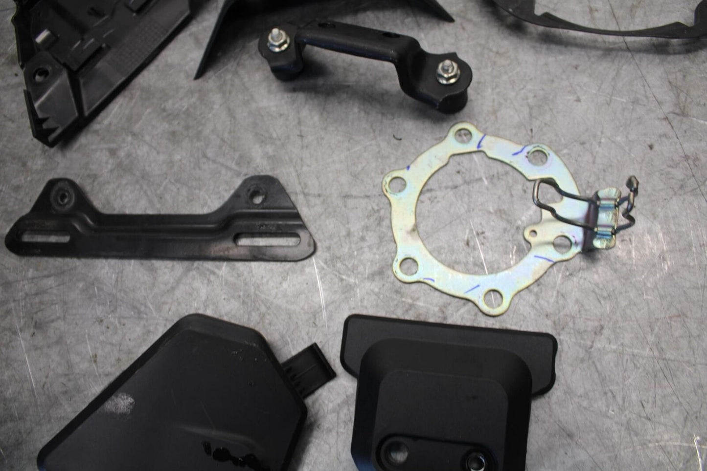 22-23 HUSQVARNA SVARTTPILEN 401 LIGHT TANK BRACKET LEFTOVER BB541