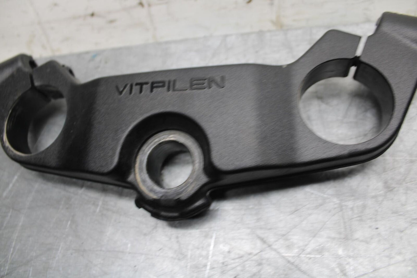 21 HUSQVARNA VITPILEN 401 FORKS UPPER TRIPLE TREE CLAMP BB467