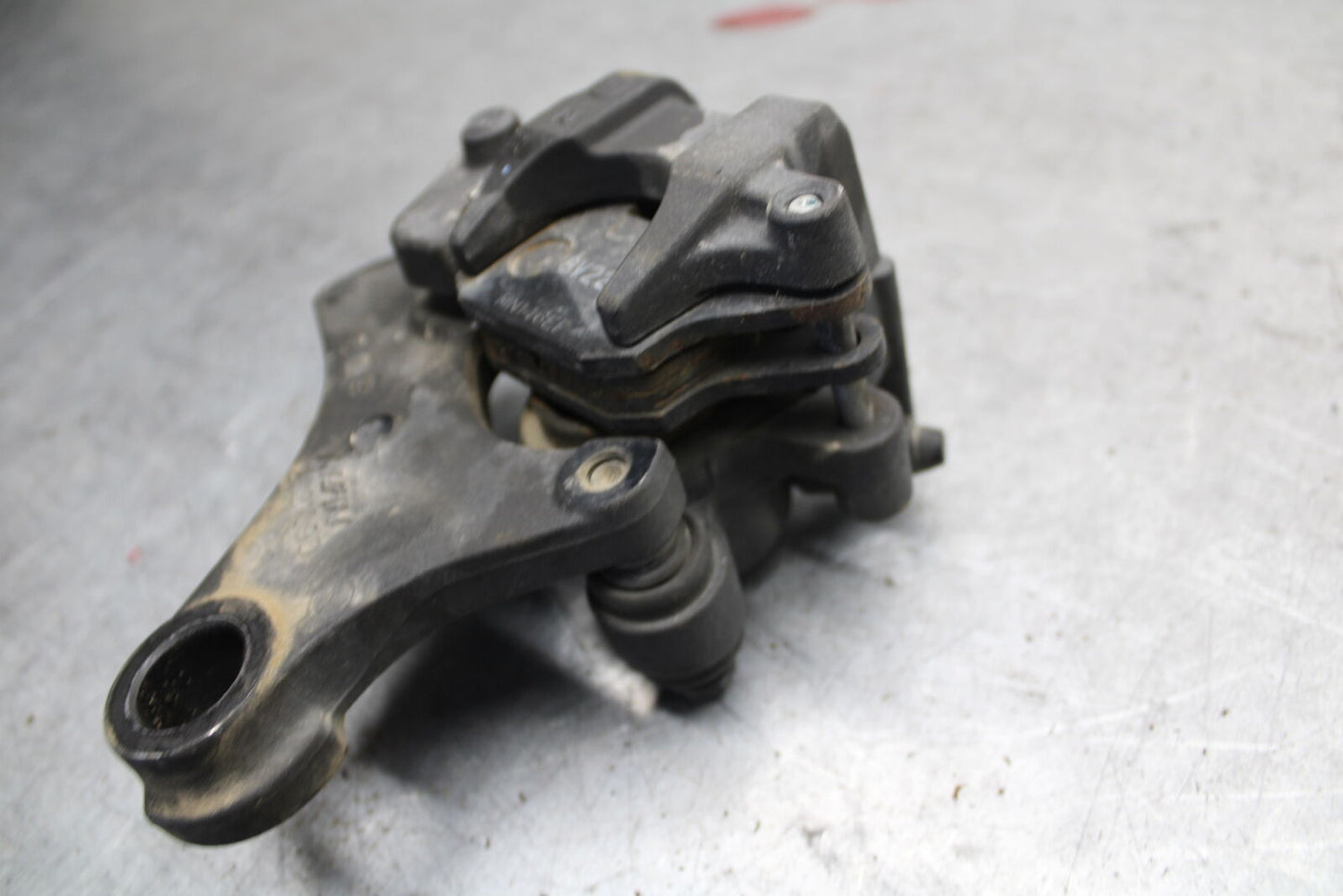 09-11 TRIUMPH DAYTONA 675 REAR BACK BRAKE CALIPER W MOUNT BRACKET BB652