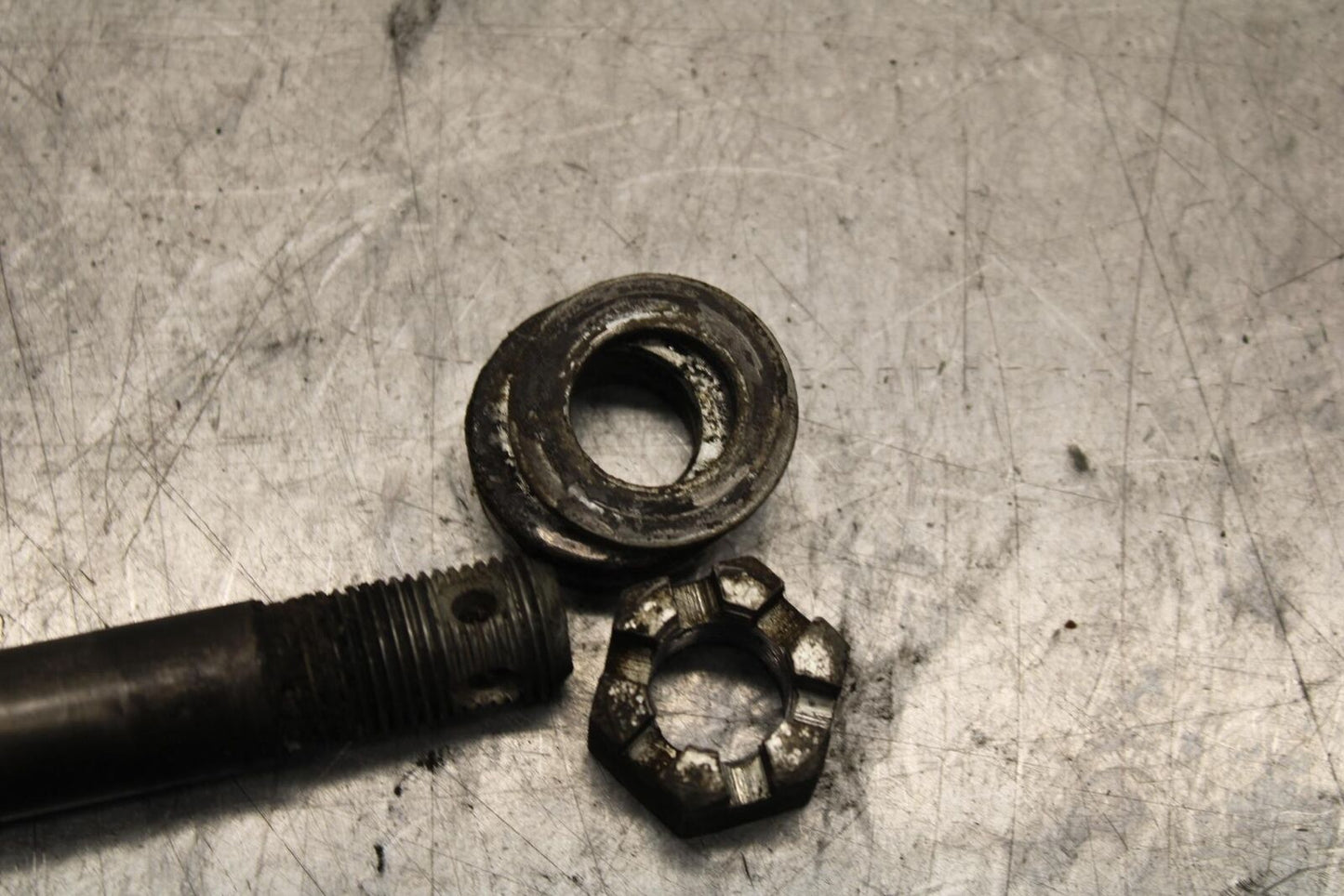 75 SUZUKI GT 550 REAR AXLE BACK WHEEL RIM PIVOT BOLT AXEL BB67