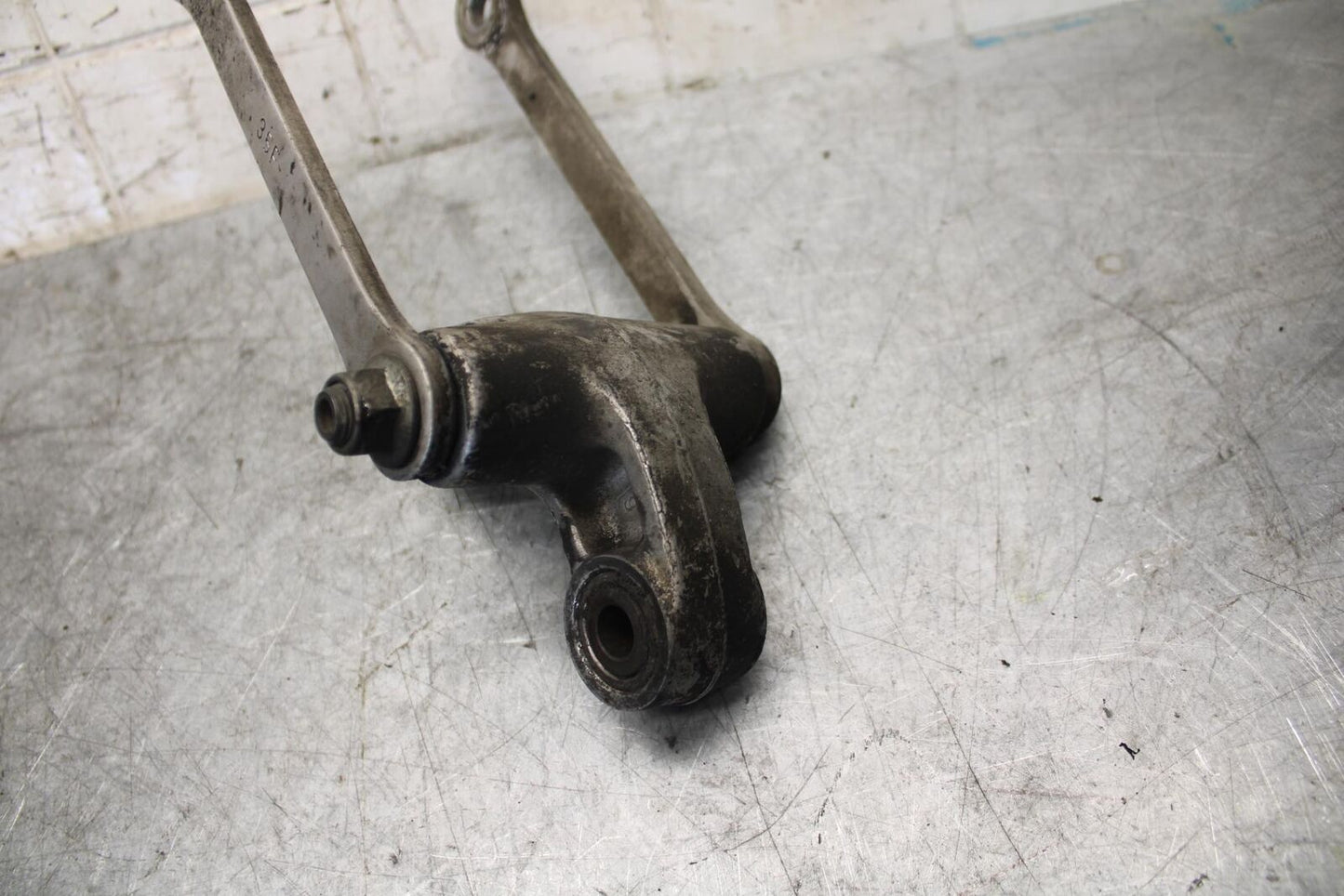 2001 Suzuki GSXR1000 REAR DOGBONE SHOCK LINKAGE LINK 62600-35870 BB52