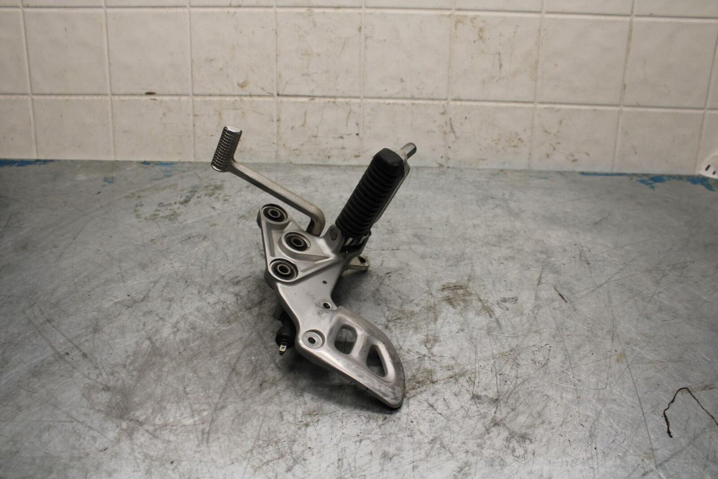 99-07 SUZUKI HAYABUSA GSX1300R RIGHT REARSET REAR SET DRIVER FOOT PEG REST BB426