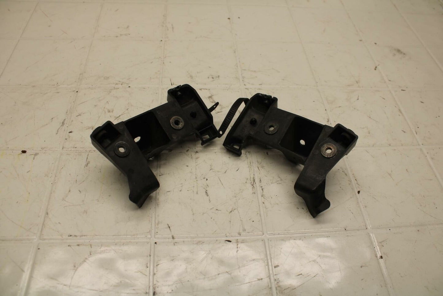 07 YAMAHA YZF R6 MID FAIRING STAY BRACKET BB284 B