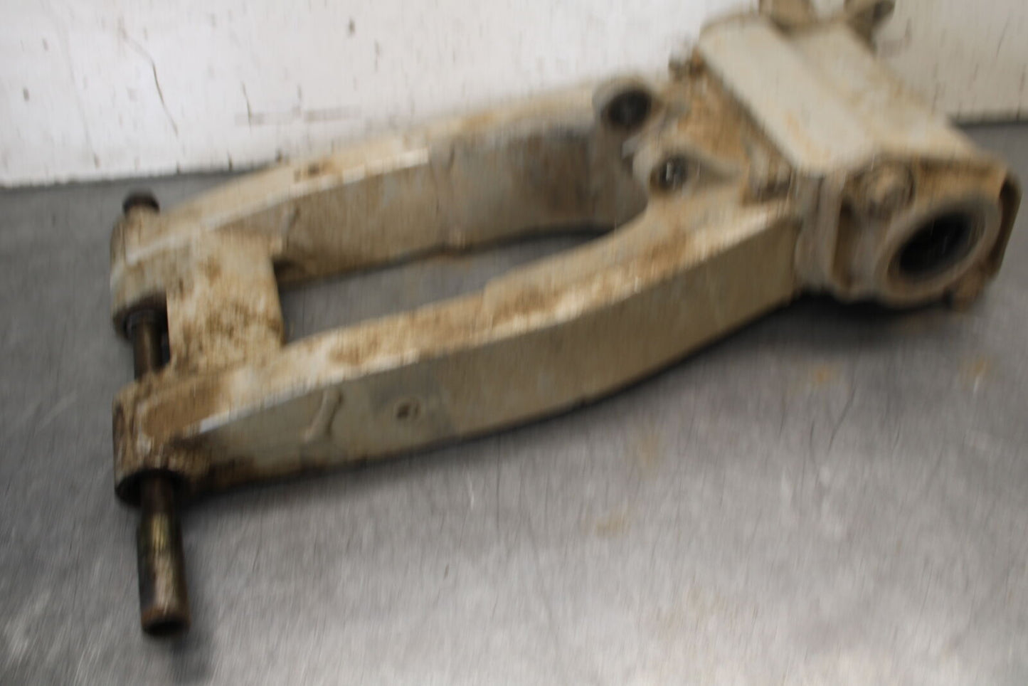 01-05 YAMAHA RAPTOR 660R REAR SWINGARM BACK SUSPENSION SWING ARM BB695