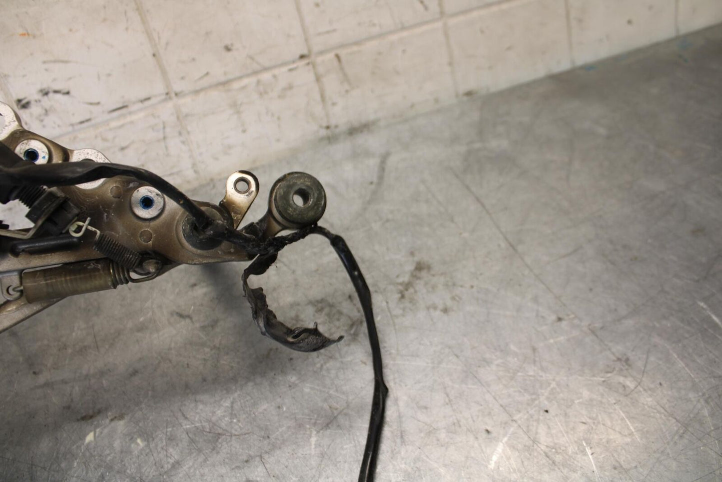2007 Yamaha YZF R6 RIGHT REARSET REAR SET DRIVER FOOT PEG REST STOP BB522