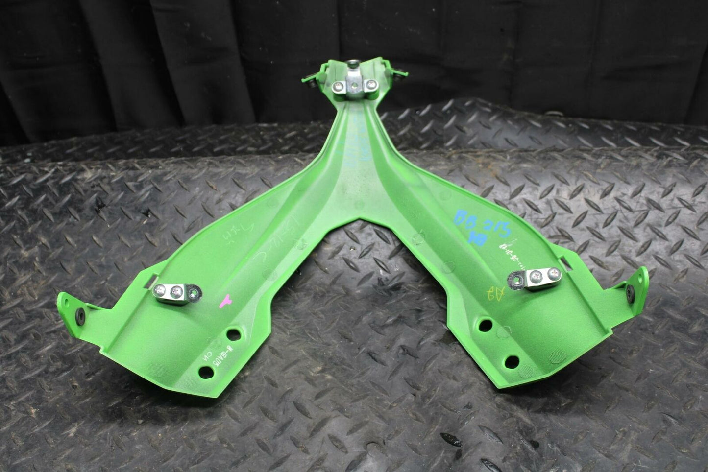 17 KAWASAKI NINJA 300 FRONT CENTER COWL FAIRING BB215