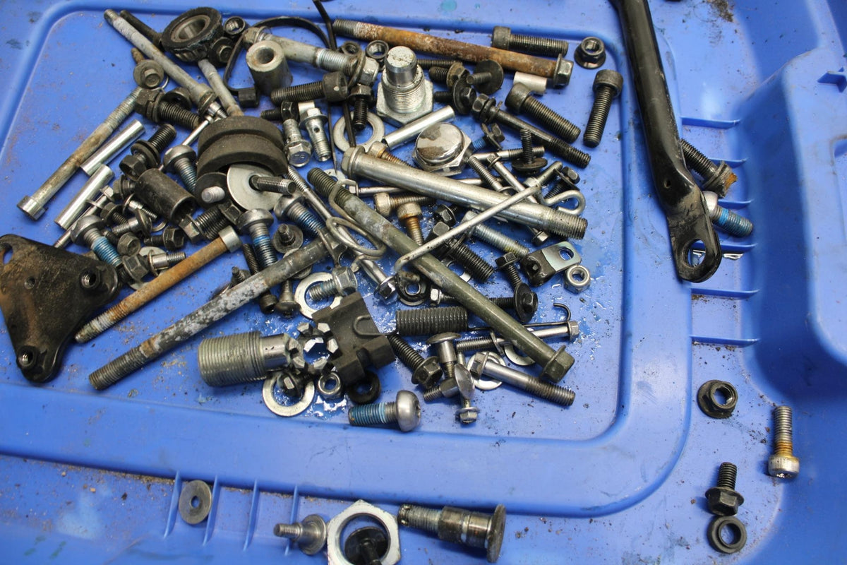 2007 Suzuki Boulevard M50 LEFTOVER MOUNTING BOLTS HARDWARE MOTOR SCREWS BB537