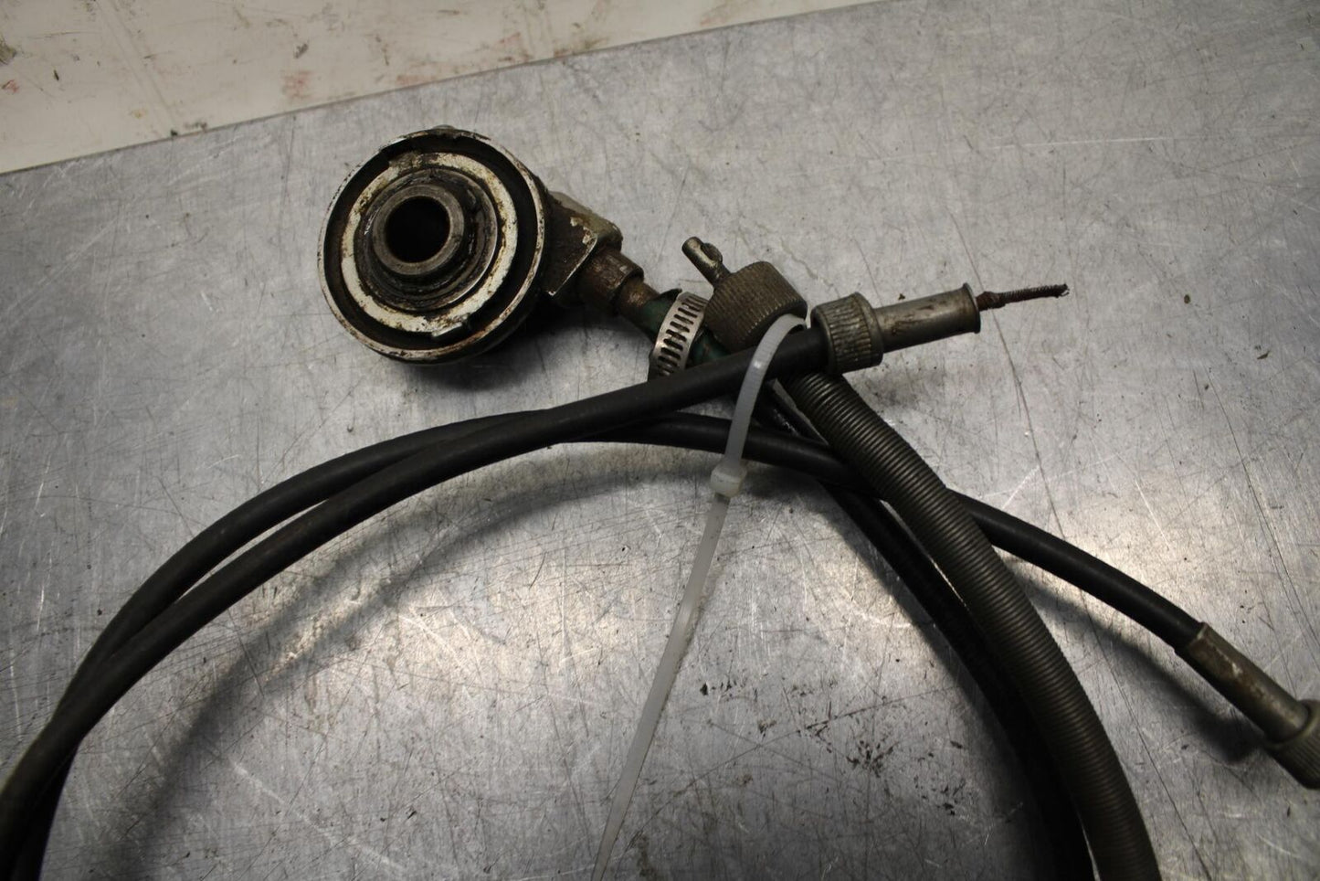 75 SUZUKI GT 550 SPEEDOMETER DRIVE SPEEDO LINE BB72