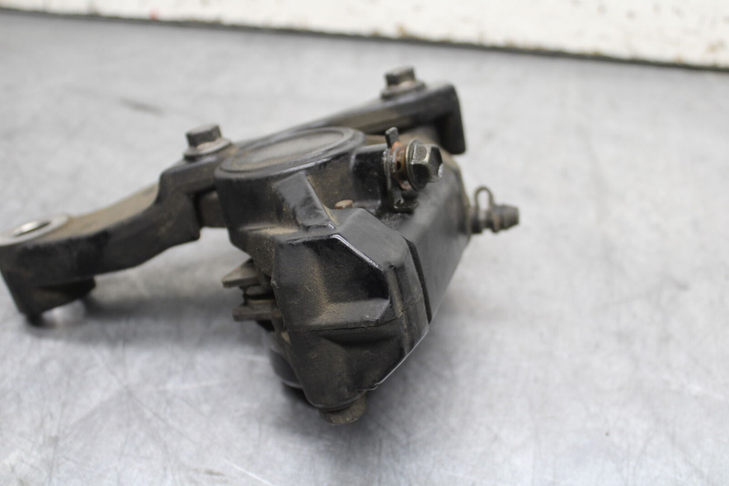 99-00 YAMAHA V STAR 1100 REAR BACK BRAKE CALIPER W MOUNT BRACKET BB711
