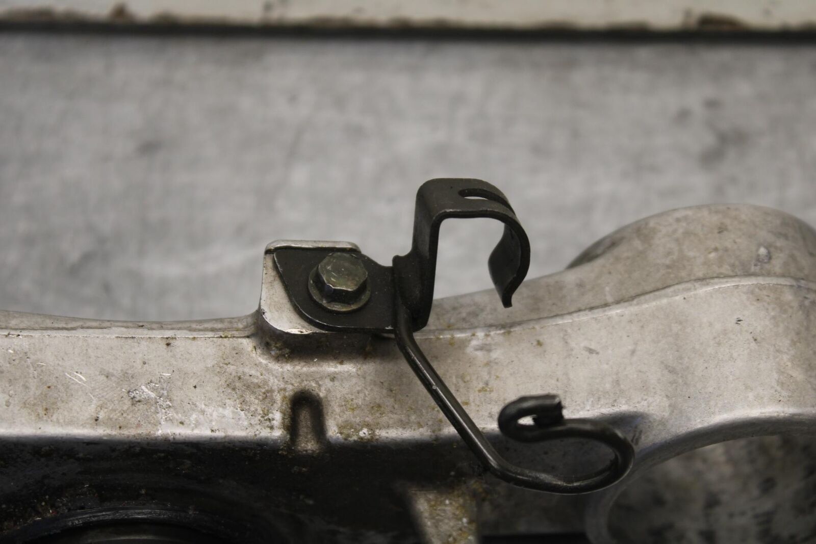 01-03 SUZUKI GSXR600 FRONT FORKS CLAMP LOWER TRIPLE TREE STEM 51410-39F00 BB639