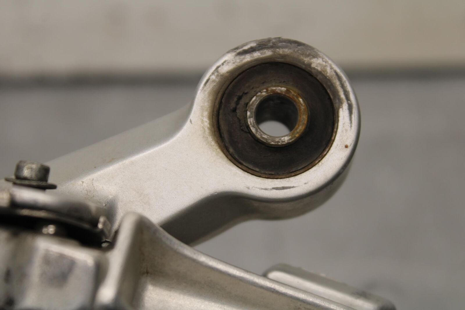 01-03 SUZUKI GSXR600 RIGHT REAR BACK PASSENGER PEG 43600-35F00 BB633