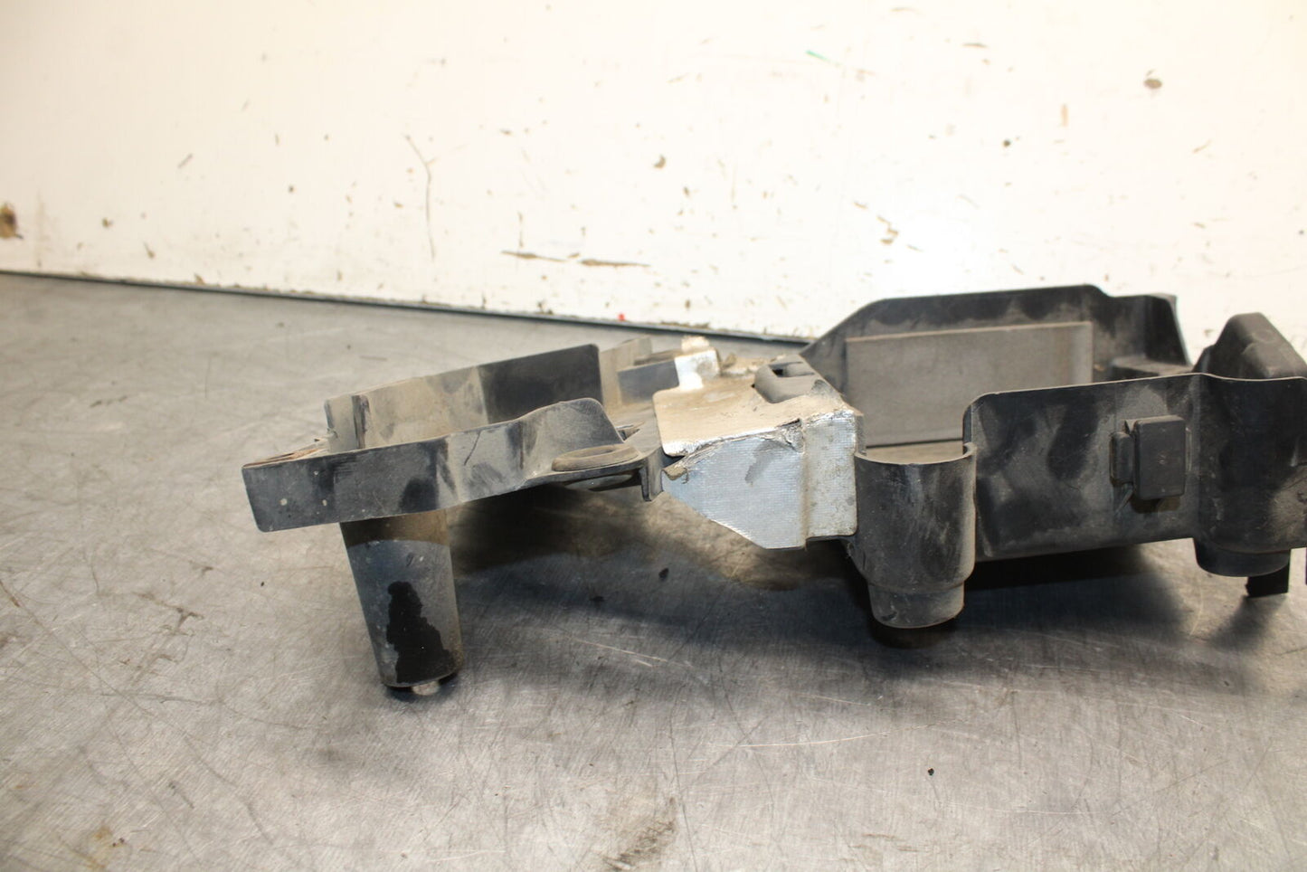 99-00 YAMAHA V STAR 1100 BATTERY TRAY BOX HOLDER BB711