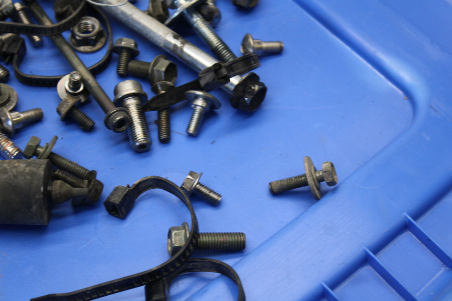 04 SUZUKI GSXR600 LEFTOVER MOUNTING BOLTS HARDWARE MOTOR SCREWS BB676