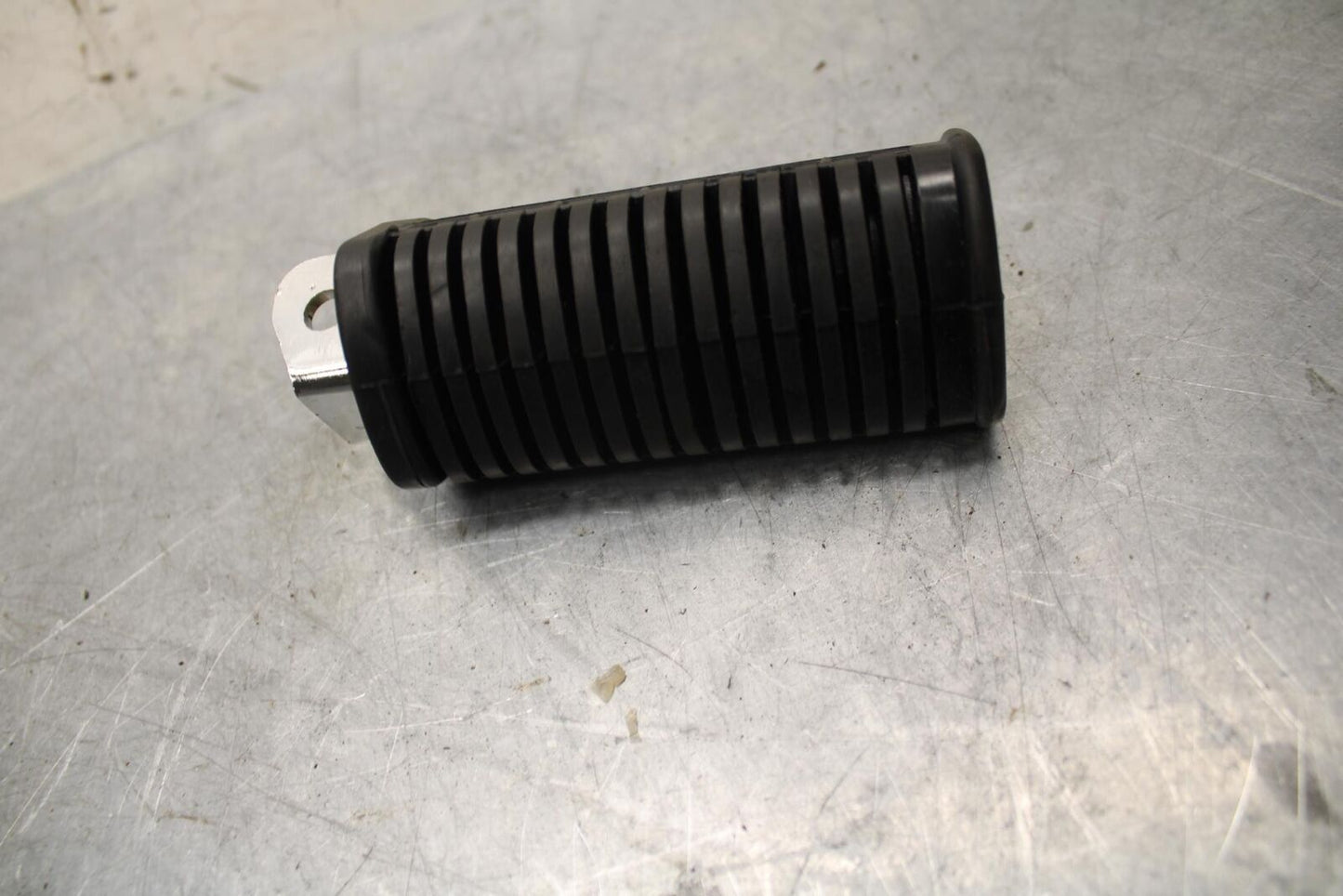 1983 Suzuki GS1100E RIGHT FRONT FOOT REST PEG STEP 43550-34501 BB37