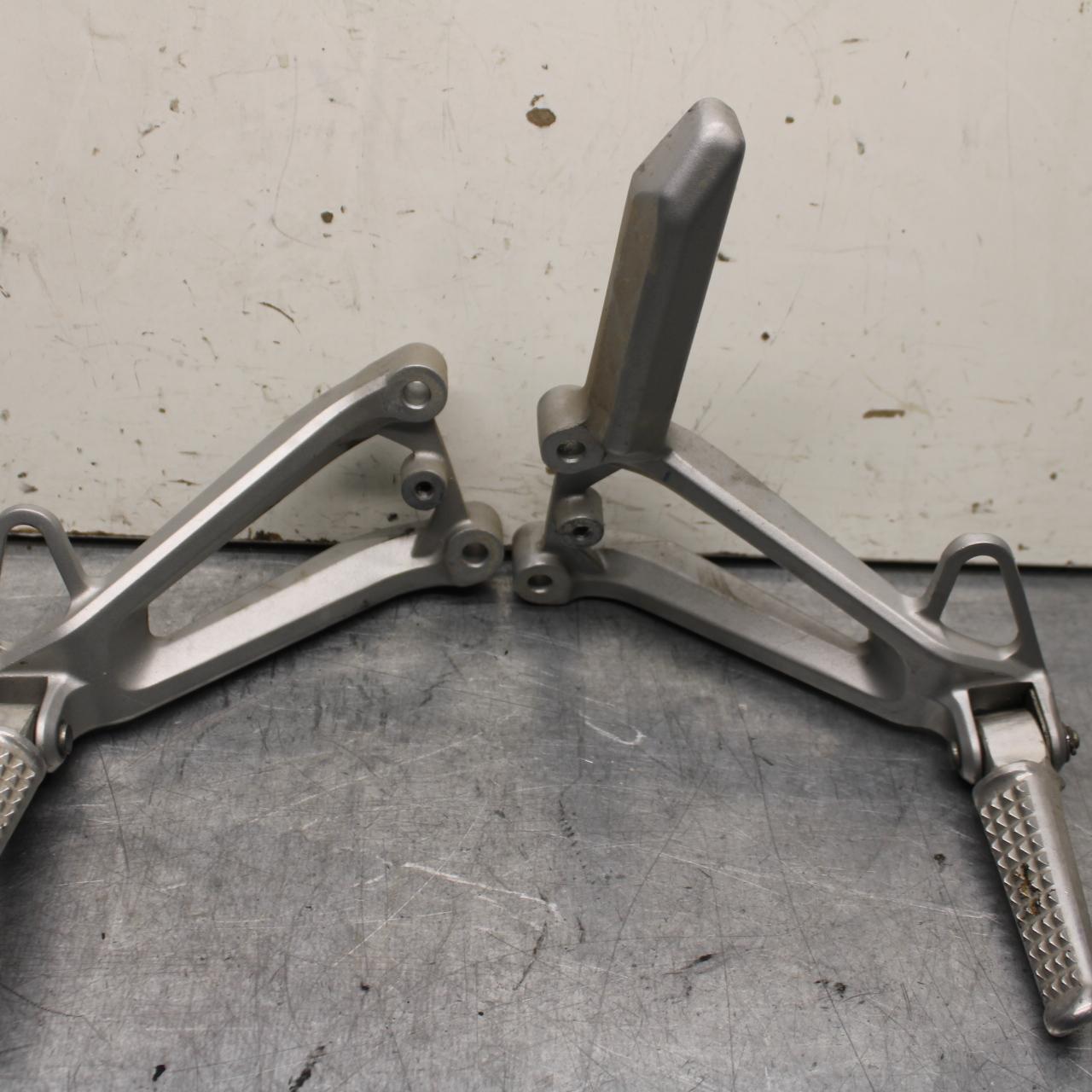 01-06 HONDA CBR600F4I REAR BACK PASSENGER PEG SET PAIR 50720-K26-305 BB626