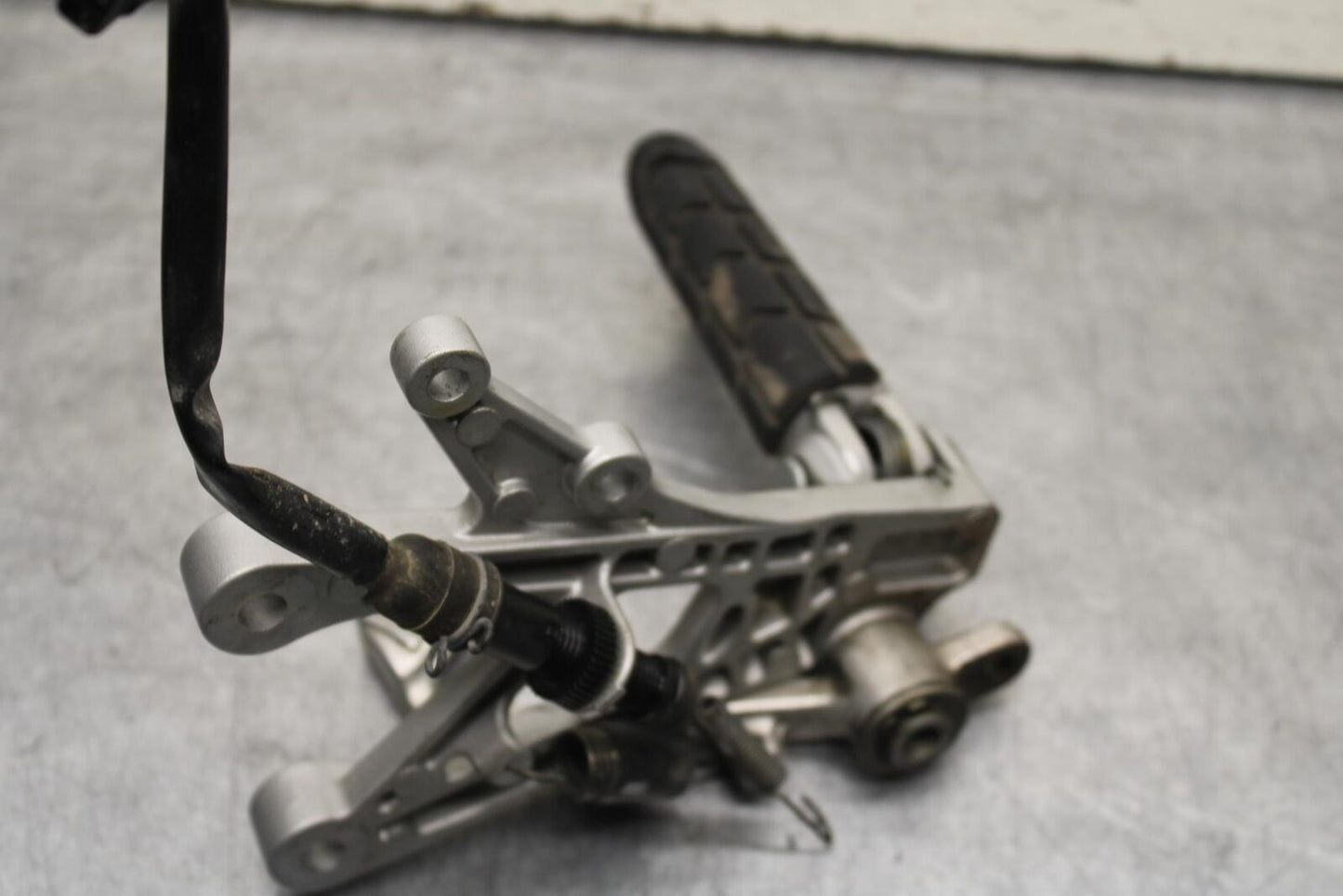 01-06 HONDA CBR600F4I RIGHT REARSET REAR SET DRIVER FOOT PEG REST STOP BB626