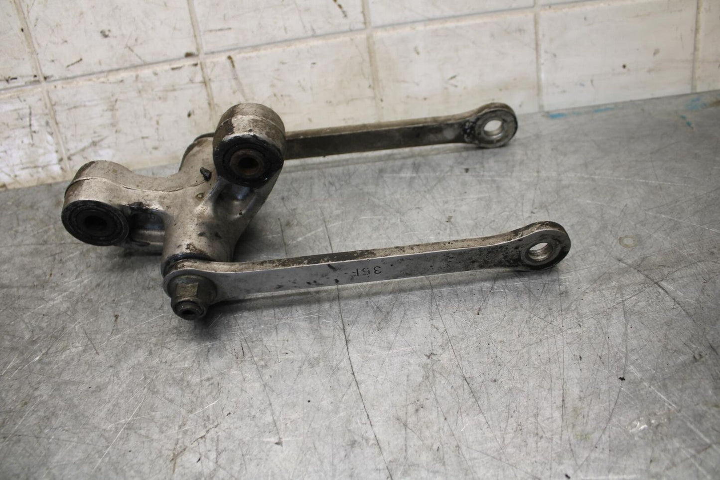 2001 Suzuki GSXR1000 REAR DOGBONE SHOCK LINKAGE LINK 62600-35870 BB52