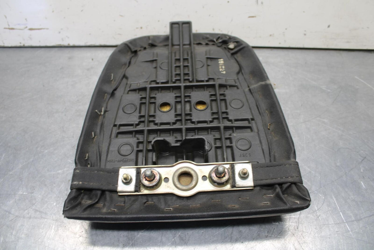 01-03 SUZUKI GSXR600 REAR BACK PASSENGER TANDEM SEAT PAD SADDLE PILLION BB633